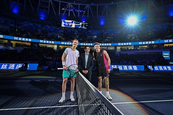 背后也离不 背后也离不