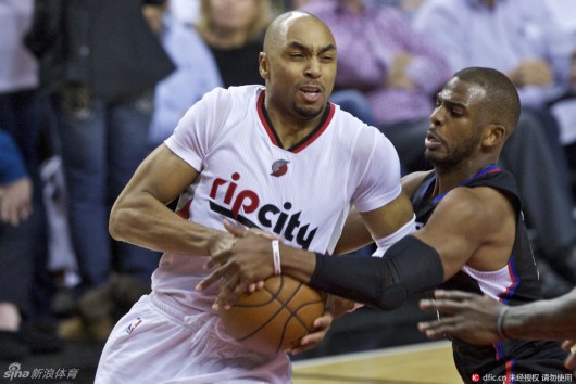 以及两名轮 以及两名轮